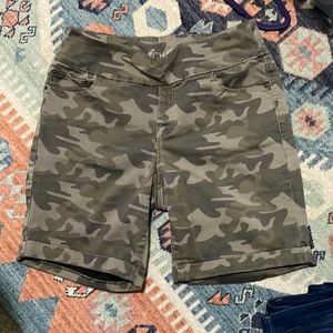 Pull on camo Bermuda shorts